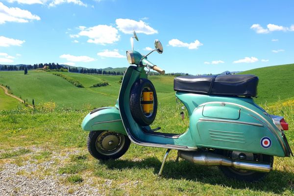 Mentazöld klasszikus Vespa nyári dombok között
